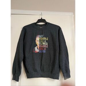 "Fragile like a bomb" Graphic Sweatshirt -L